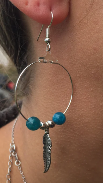 Boucles d'oreilles créoles plume en pierre naturelle Apatite
