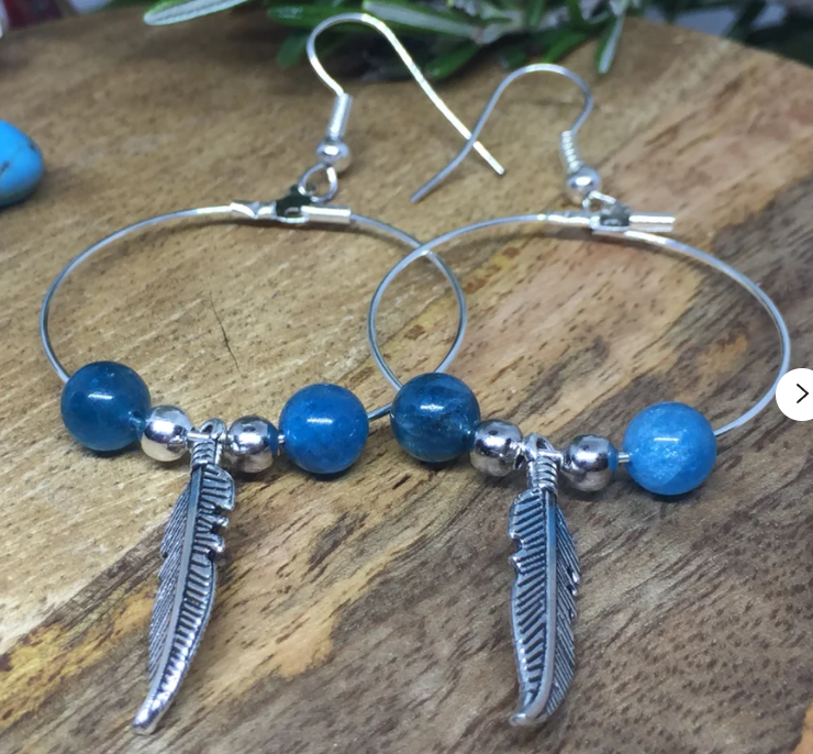Boucles d'oreilles créoles plume en pierre naturelle Apatite