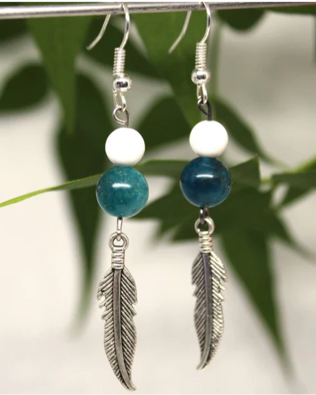 Boucles d'oreilles plume en pierre naturelle Apatite et Howlite