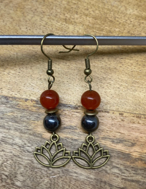 Boucles d'oreilles lotus en pierre naturelle Hématite et Cornaline