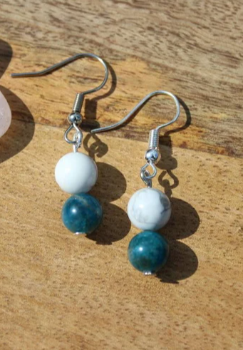 boucles d'oreille pendante en apatite et howlite