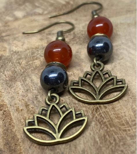 Boucles d'oreilles lotus en pierre naturelle Hématite et Cornaline