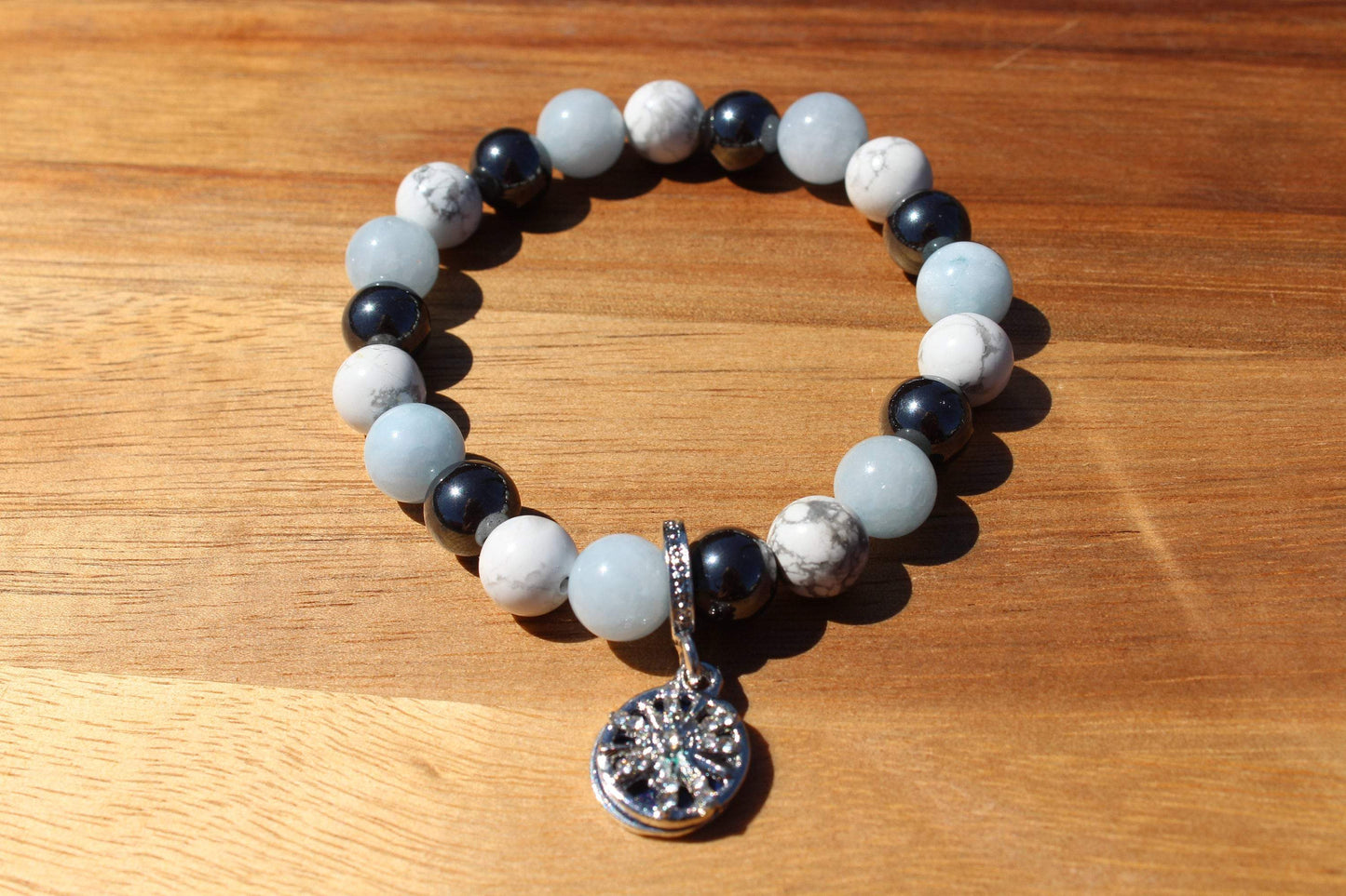 Bracelet en pierres naturelles Aigue marine, Howlite et Hématite