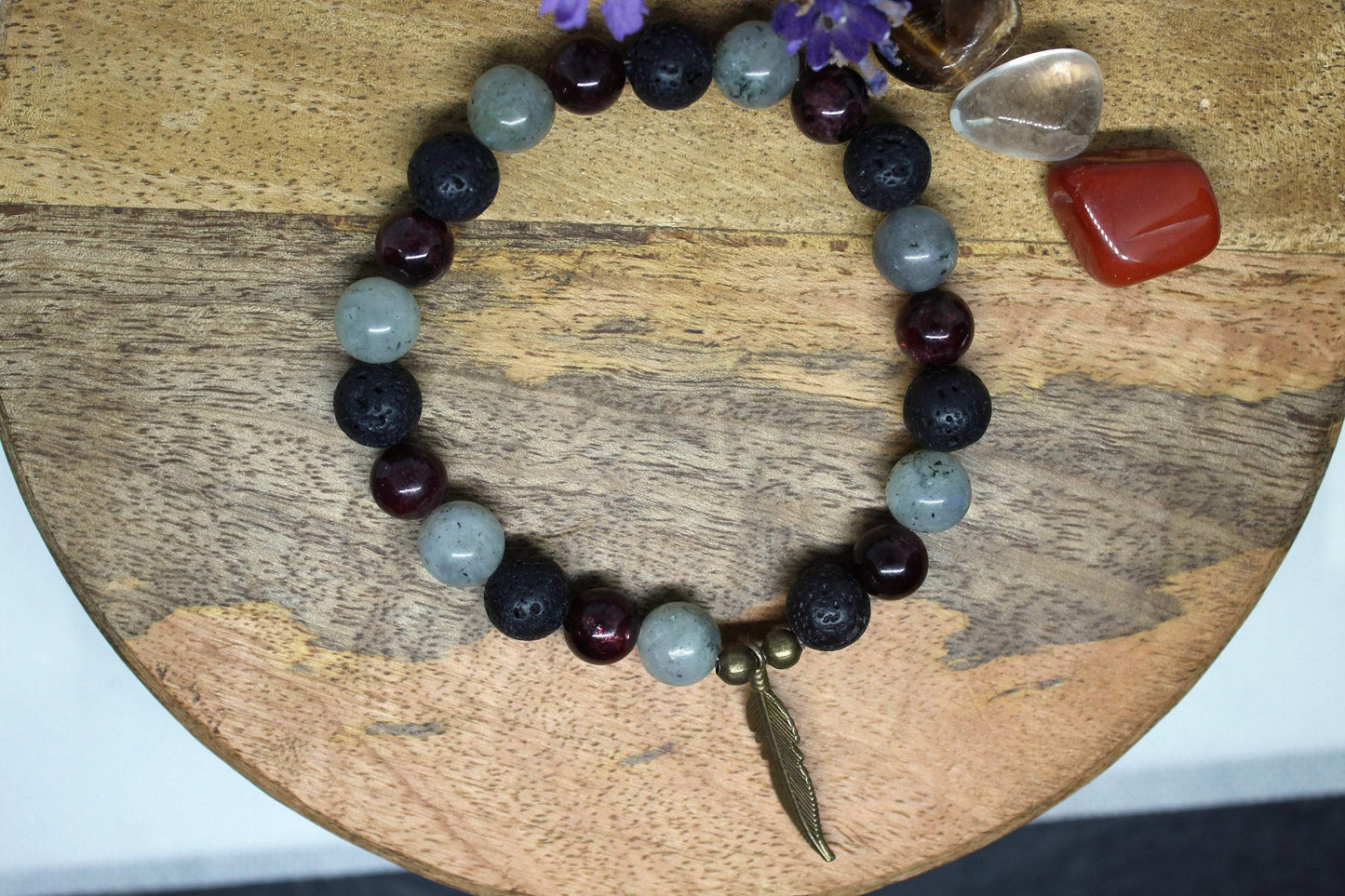Bracelet en pierres naturelles en Grenat , labradorite , Pierre de lave