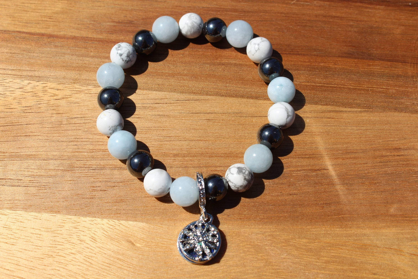 Bracelet en pierres naturelles Aigue marine, Howlite et Hématite