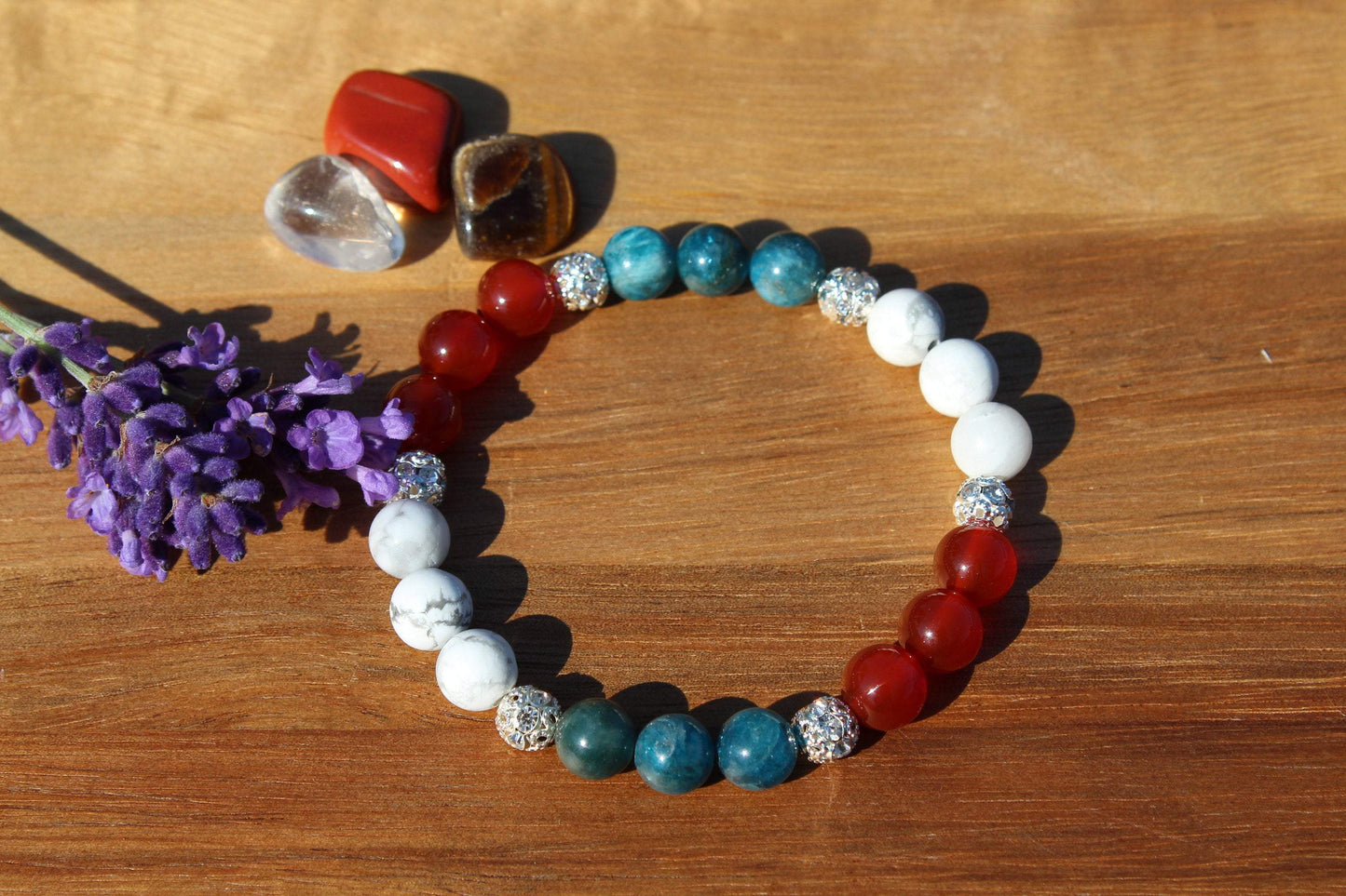 Bracelet pierre naturelle apatite , howlite et cornaline