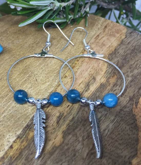 Boucles d'oreilles créoles plume en pierre naturelle Apatite