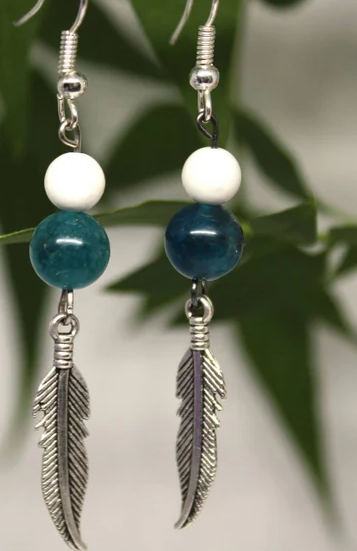 Boucles d'oreilles plume en pierre naturelle Apatite et Howlite