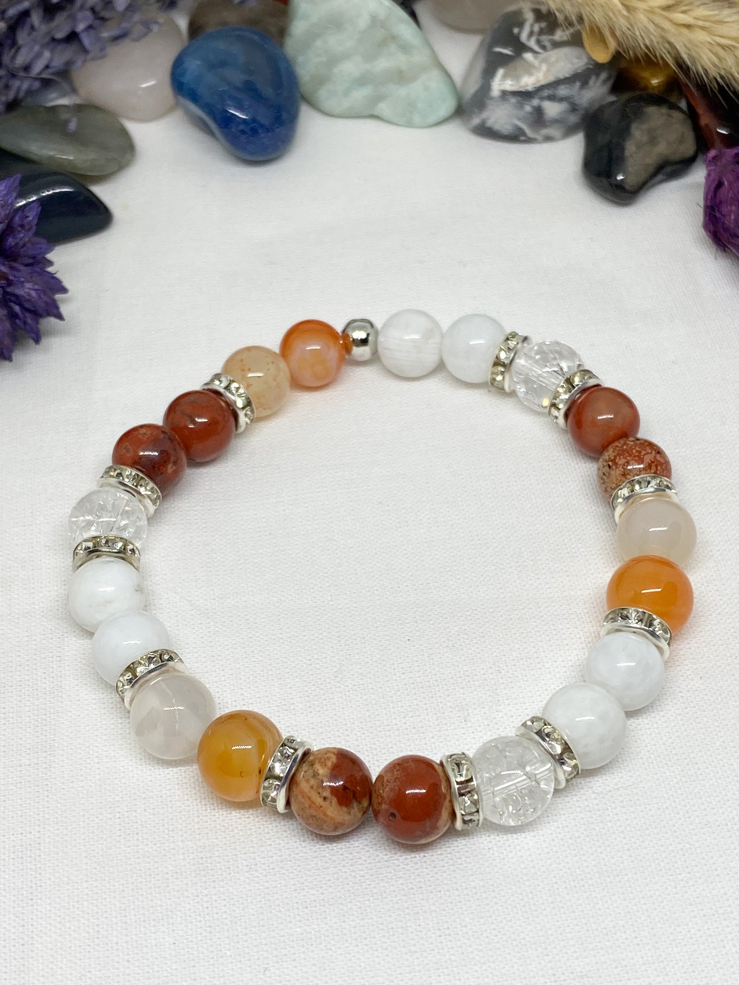 Bracelet fertilité en Pierre de lune, Cornaline, jaspe rouge et Cristal de roche
