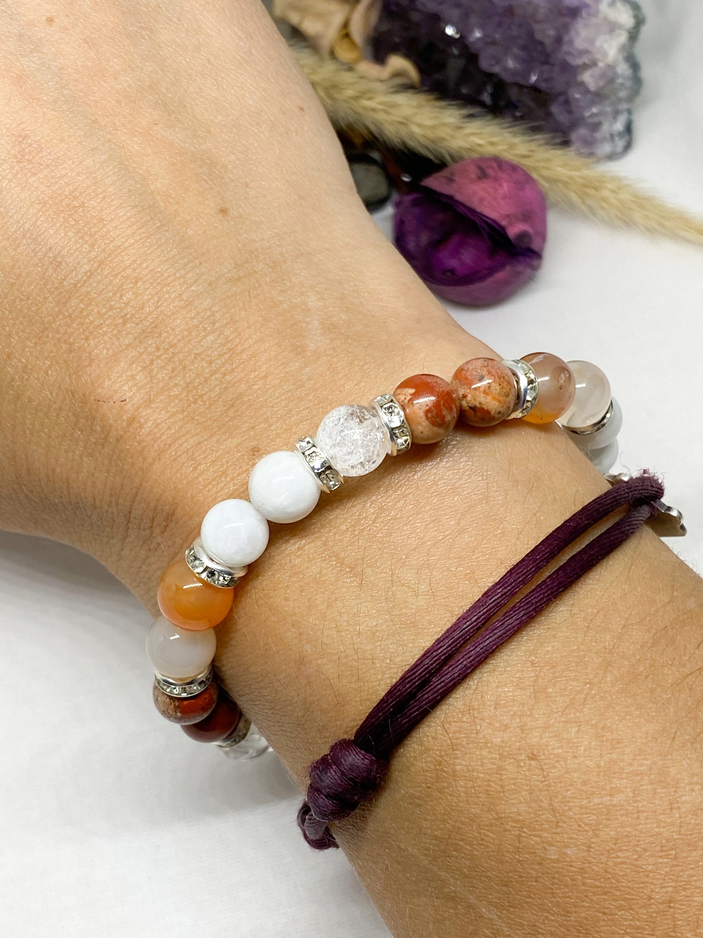 Bracelet fertilité en Pierre de lune, Cornaline, jaspe rouge et Cristal de roche