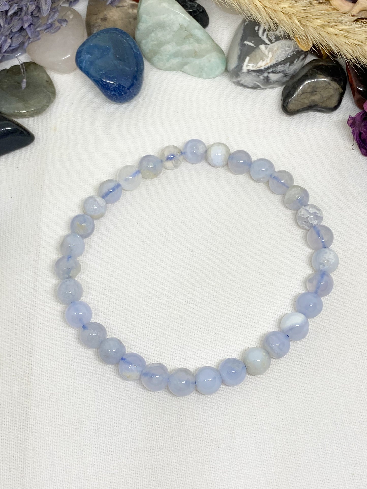 Bracelet en Calcédoine Naturelle 6 mm – Apaisement et Élégance