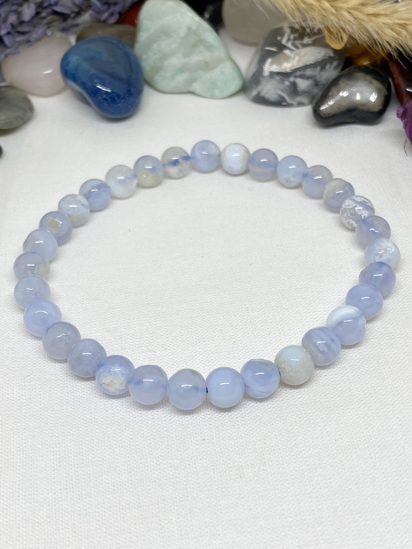 Bracelet en Calcédoine Naturelle 6 mm – Apaisement et Élégance
