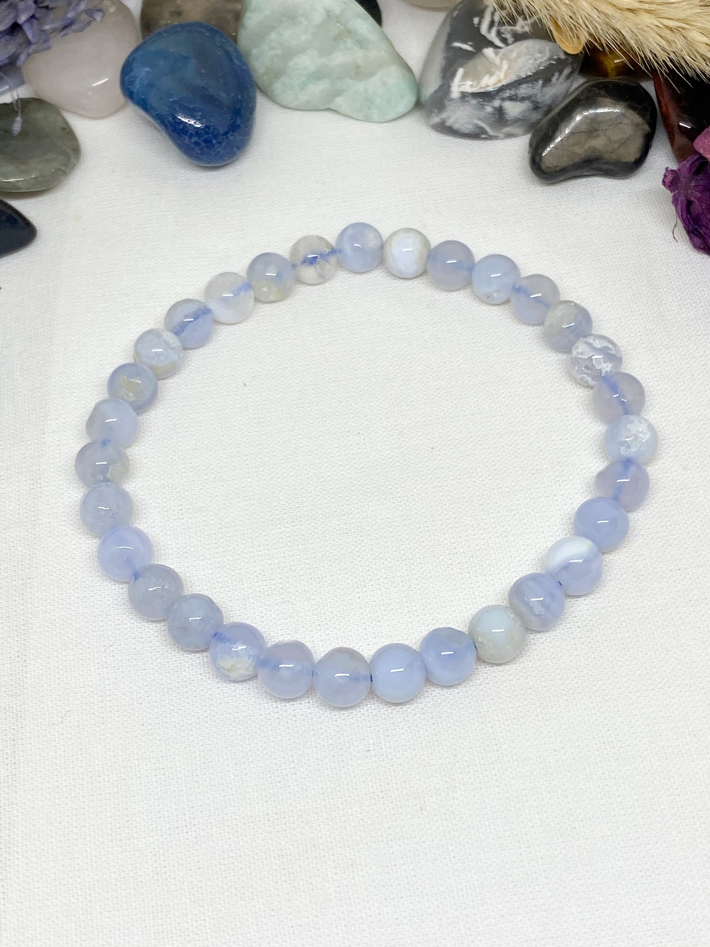 Bracelet en Calcédoine Naturelle 6 mm – Apaisement et Élégance