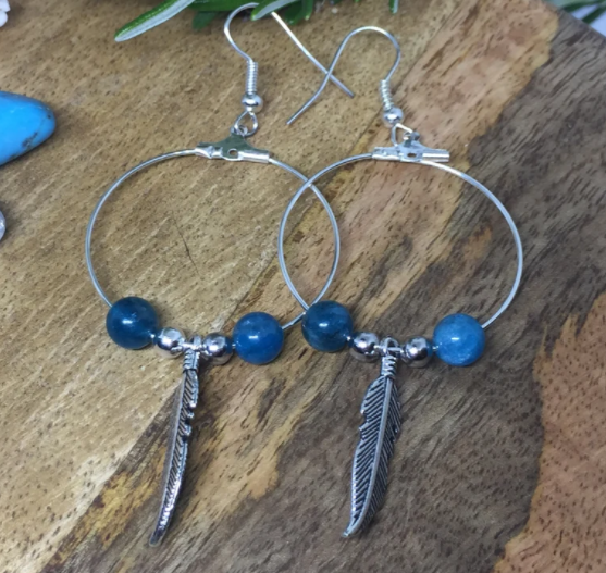 Boucles d'oreilles créoles plume en pierre naturelle Apatite