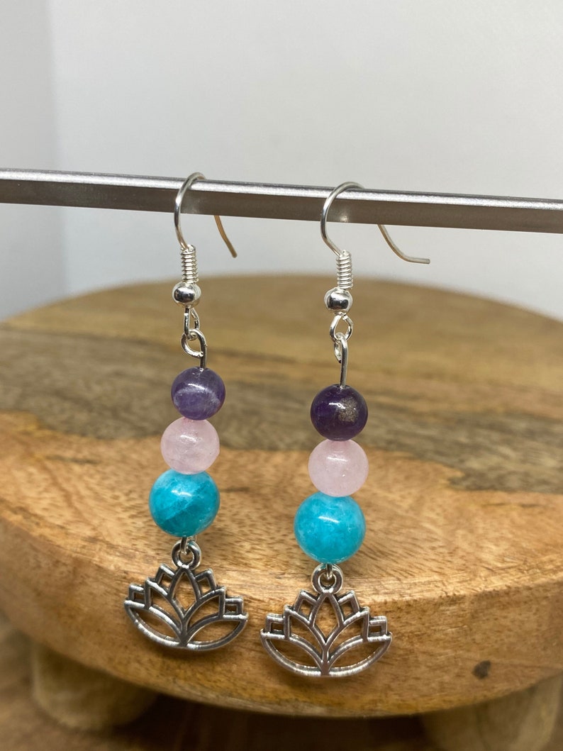 Boucles d'oreilles lotus avec pierre naturelle Amazonite, Quartz rose et Améthyste