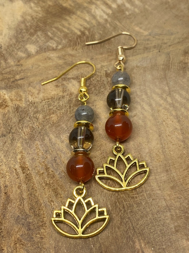 Boucles d'oreilles lotus avec pierre naturelle Cornaline, Quartz fumé et Labradorite