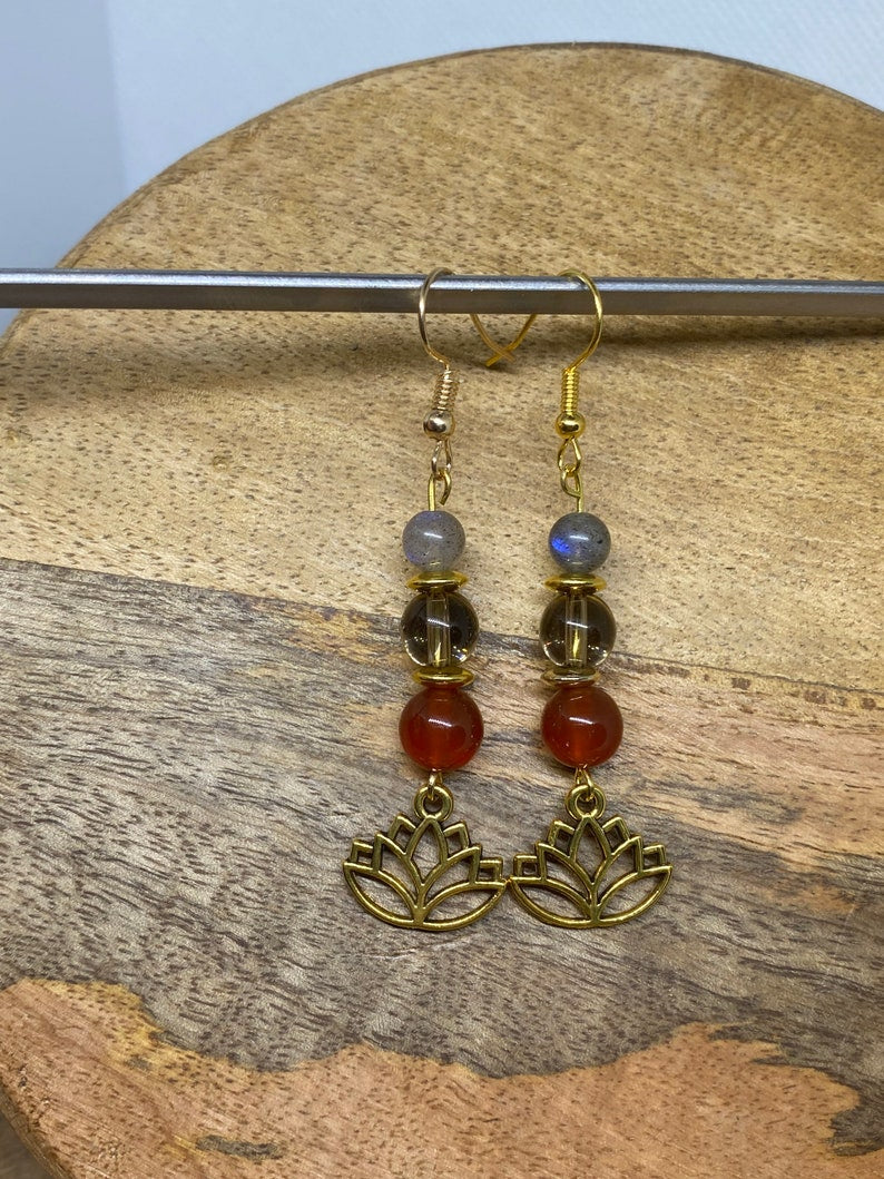 Boucles d'oreilles lotus avec pierre naturelle Cornaline, Quartz fumé et Labradorite