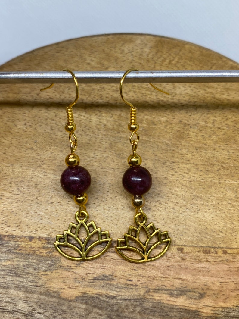 Boucles d'oreilles lotus avec pierre naturelle Grenat