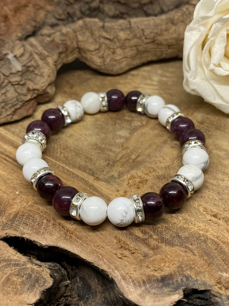 Bracelet en pierres naturelles avec Grenat et Howlite