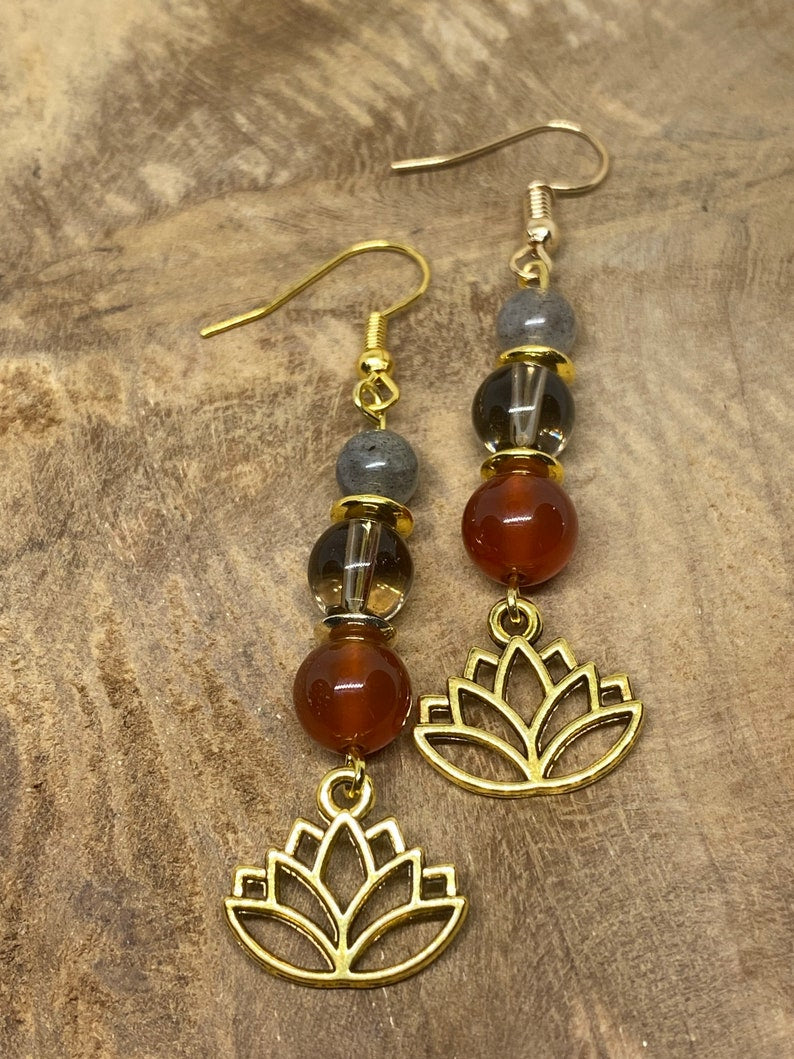 Boucles d'oreilles lotus avec pierre naturelle Cornaline, Quartz fumé et Labradorite