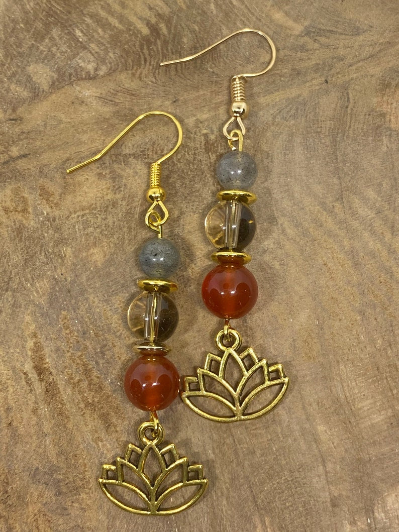 Boucles d'oreilles lotus avec pierre naturelle Cornaline, Quartz fumé et Labradorite
