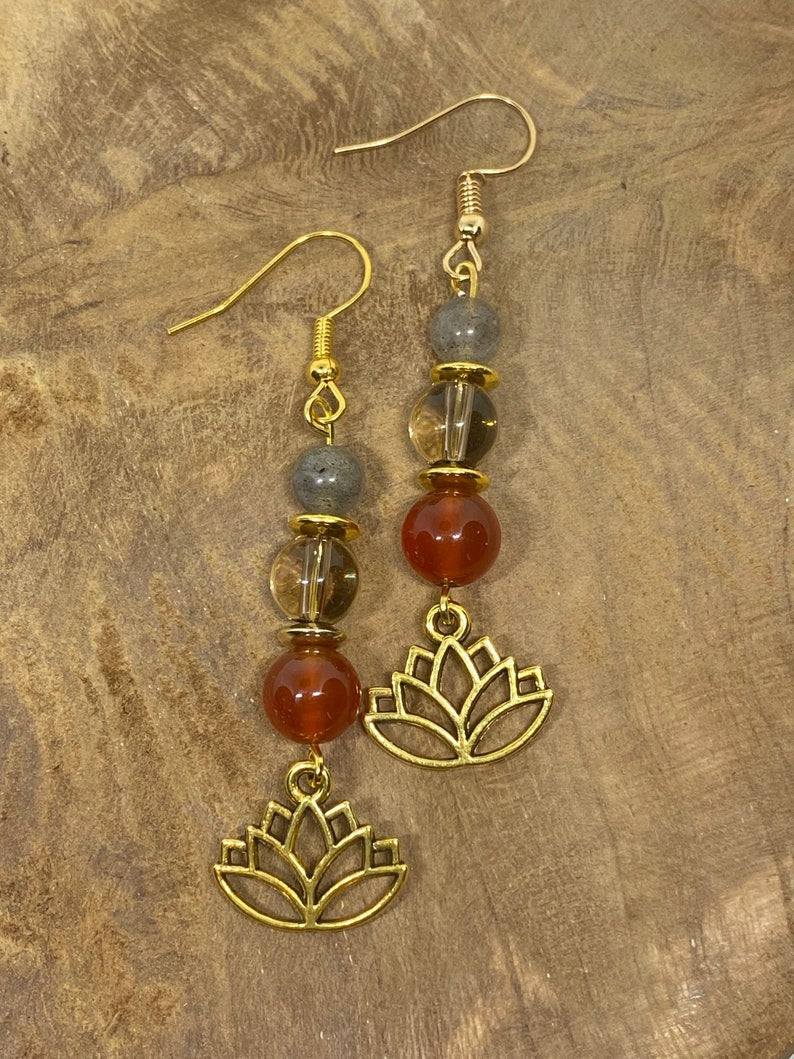 Boucles d'oreilles lotus avec pierre naturelle Cornaline, Quartz fumé et Labradorite