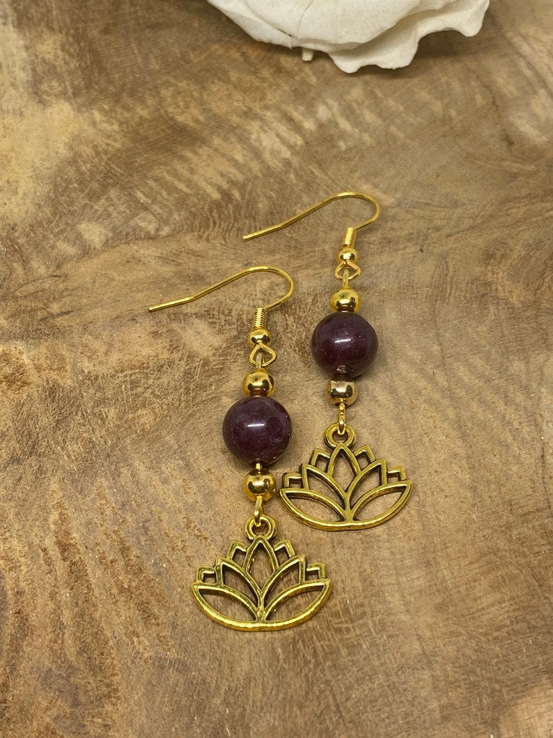 Boucles d'oreilles lotus avec pierre naturelle Grenat