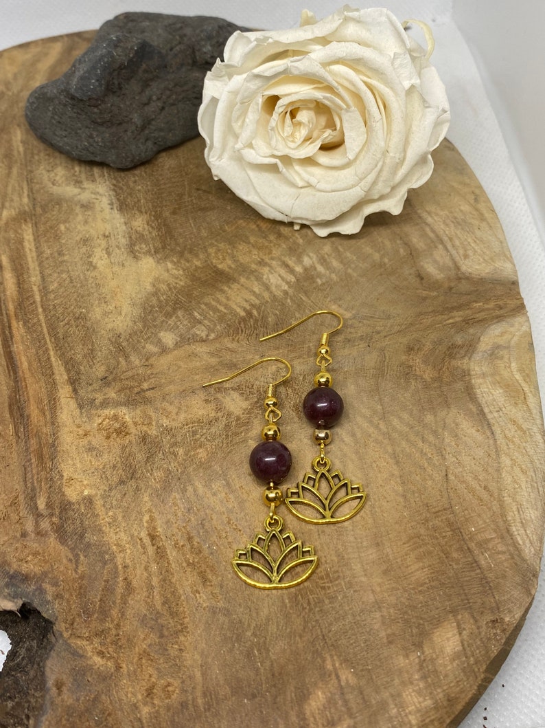 Boucles d'oreilles lotus avec pierre naturelle Grenat