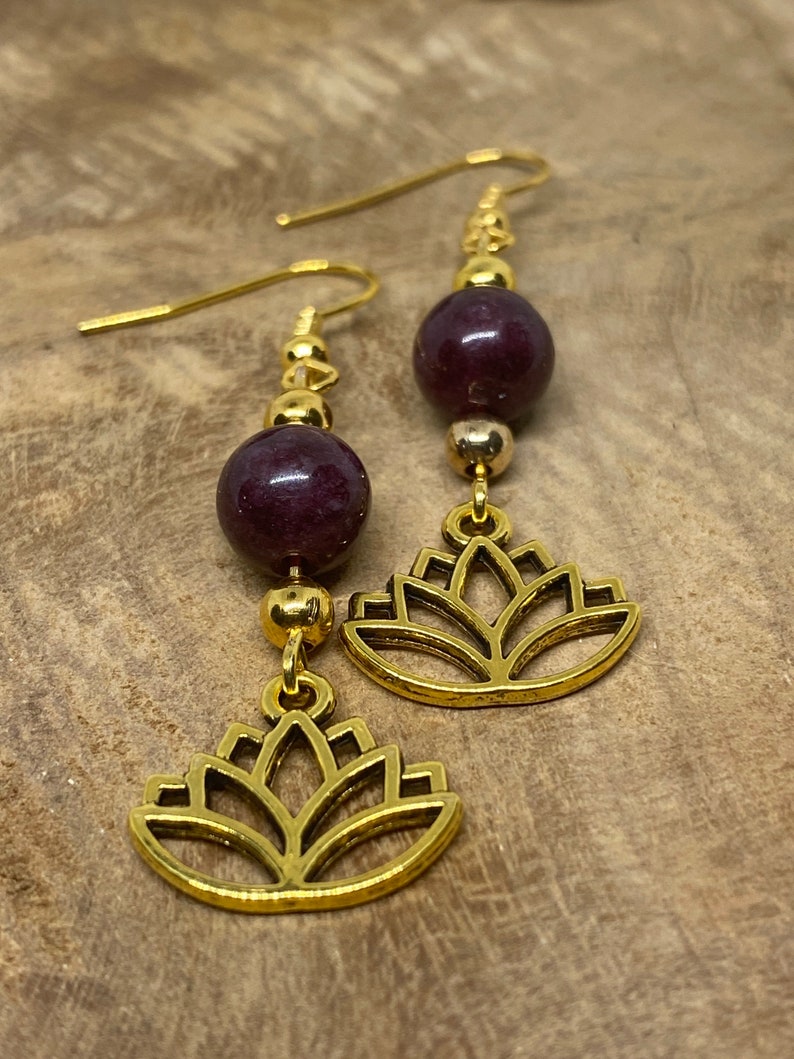 Boucles d'oreilles lotus avec pierre naturelle Grenat