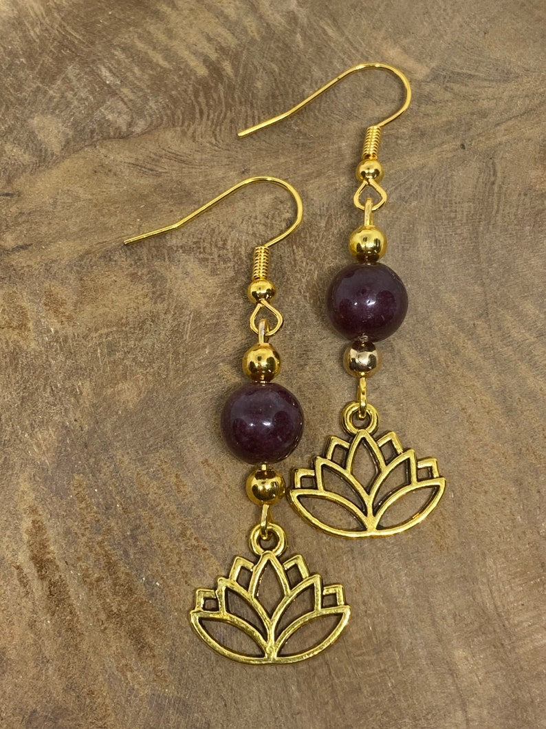 Boucles d'oreilles lotus avec pierre naturelle Grenat