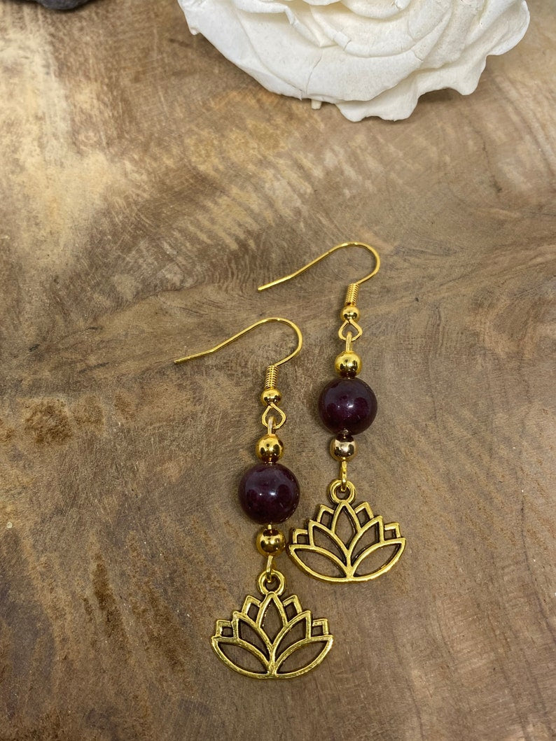 Boucles d'oreilles lotus avec pierre naturelle Grenat
