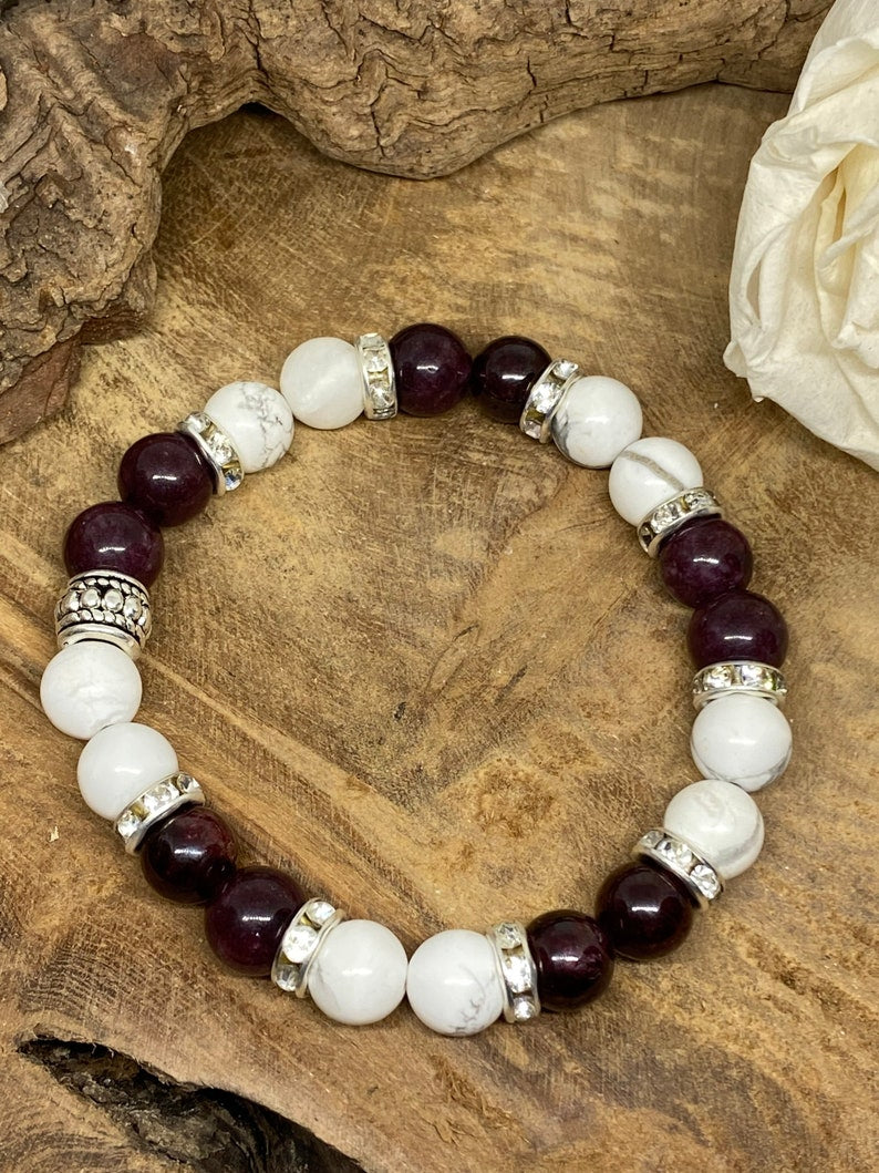 Bracelet en pierres naturelles avec Grenat et Howlite
