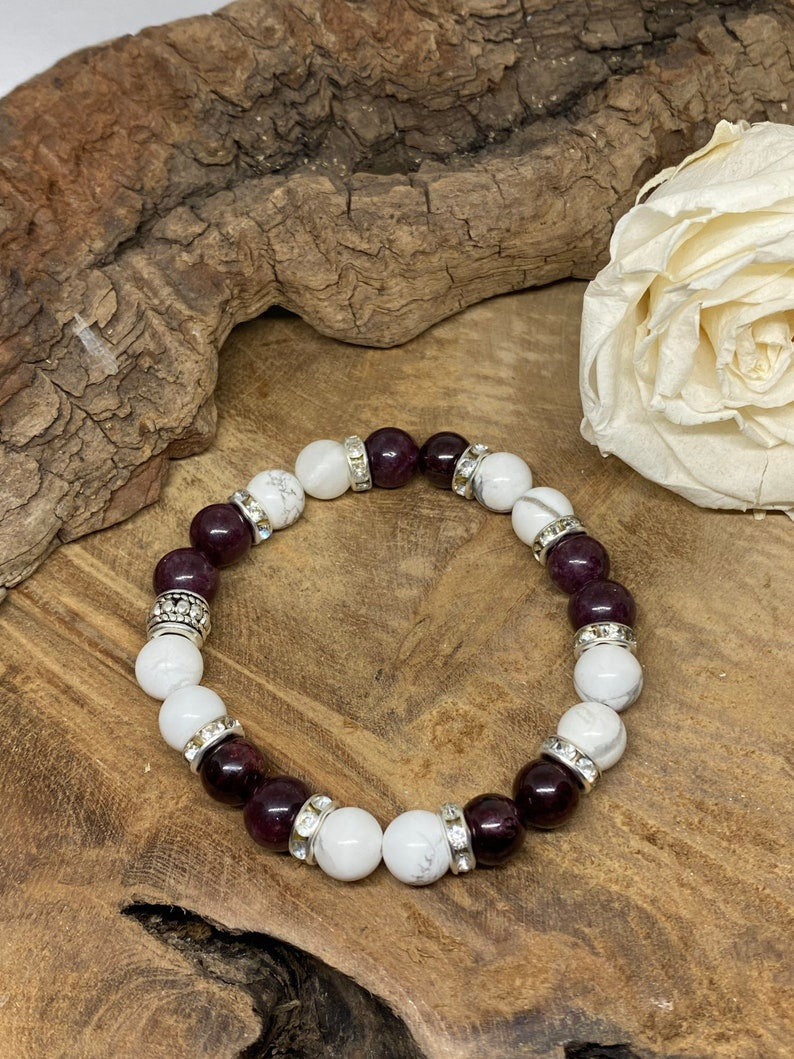 Bracelet en pierres naturelles avec Grenat et Howlite