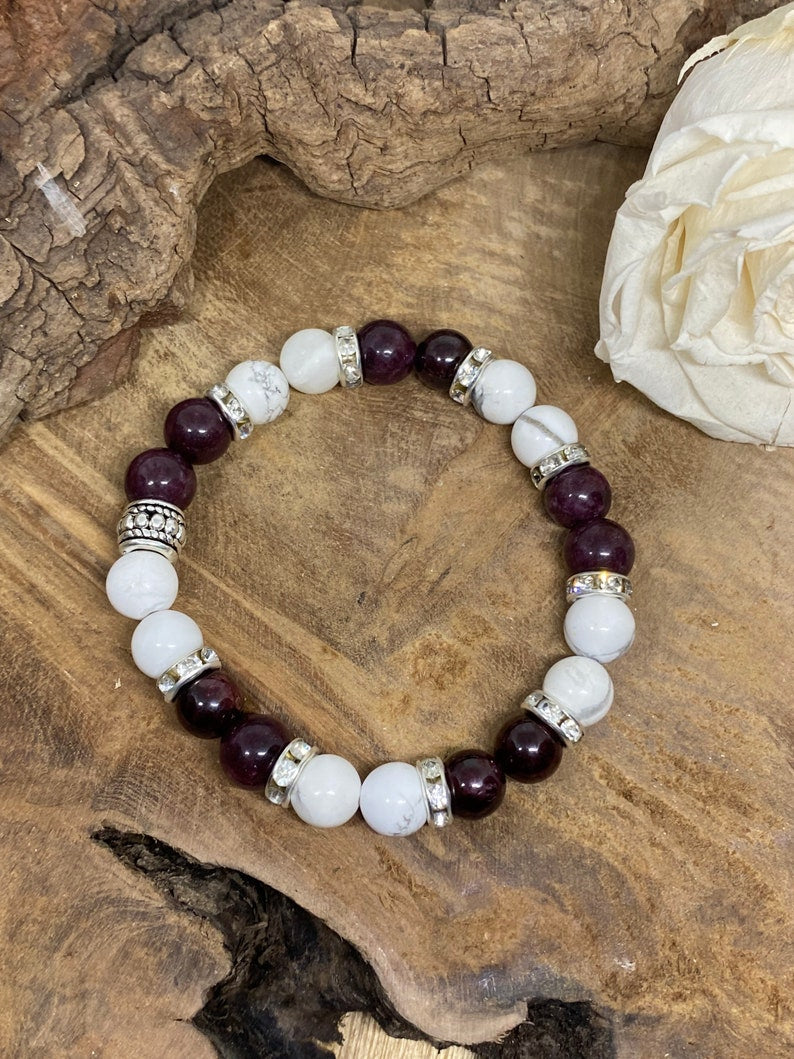 Bracelet en pierres naturelles avec Grenat et Howlite