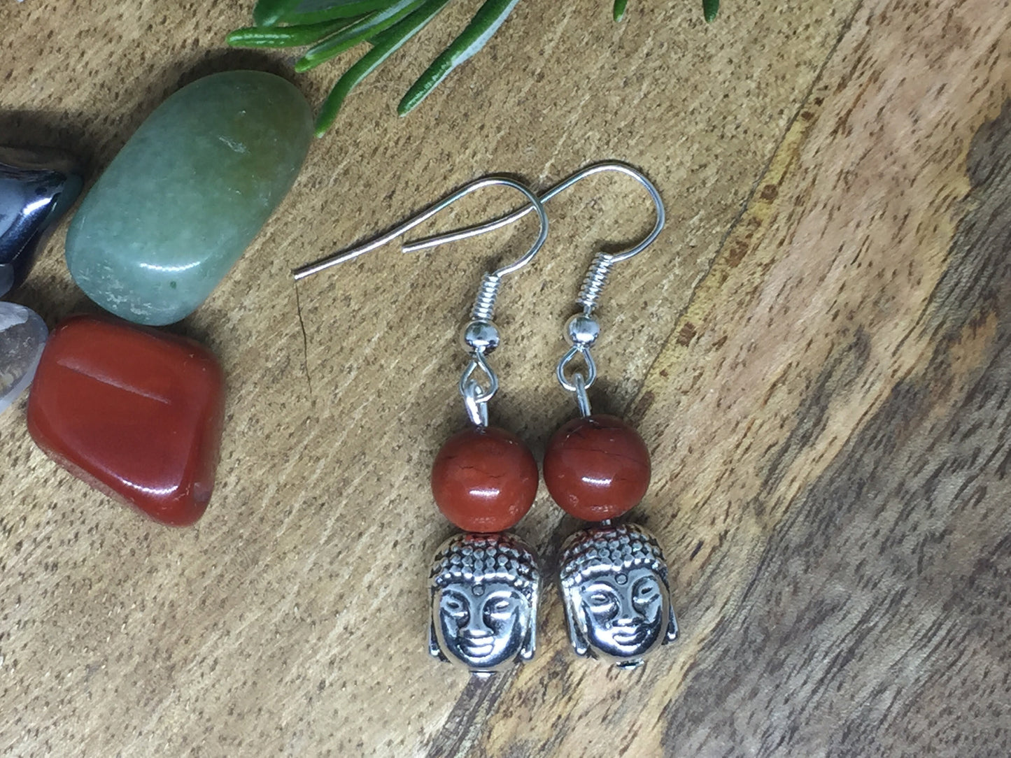 Boucles d'oreilles bouddha avec pierres naturelles en Jaspe Rouge