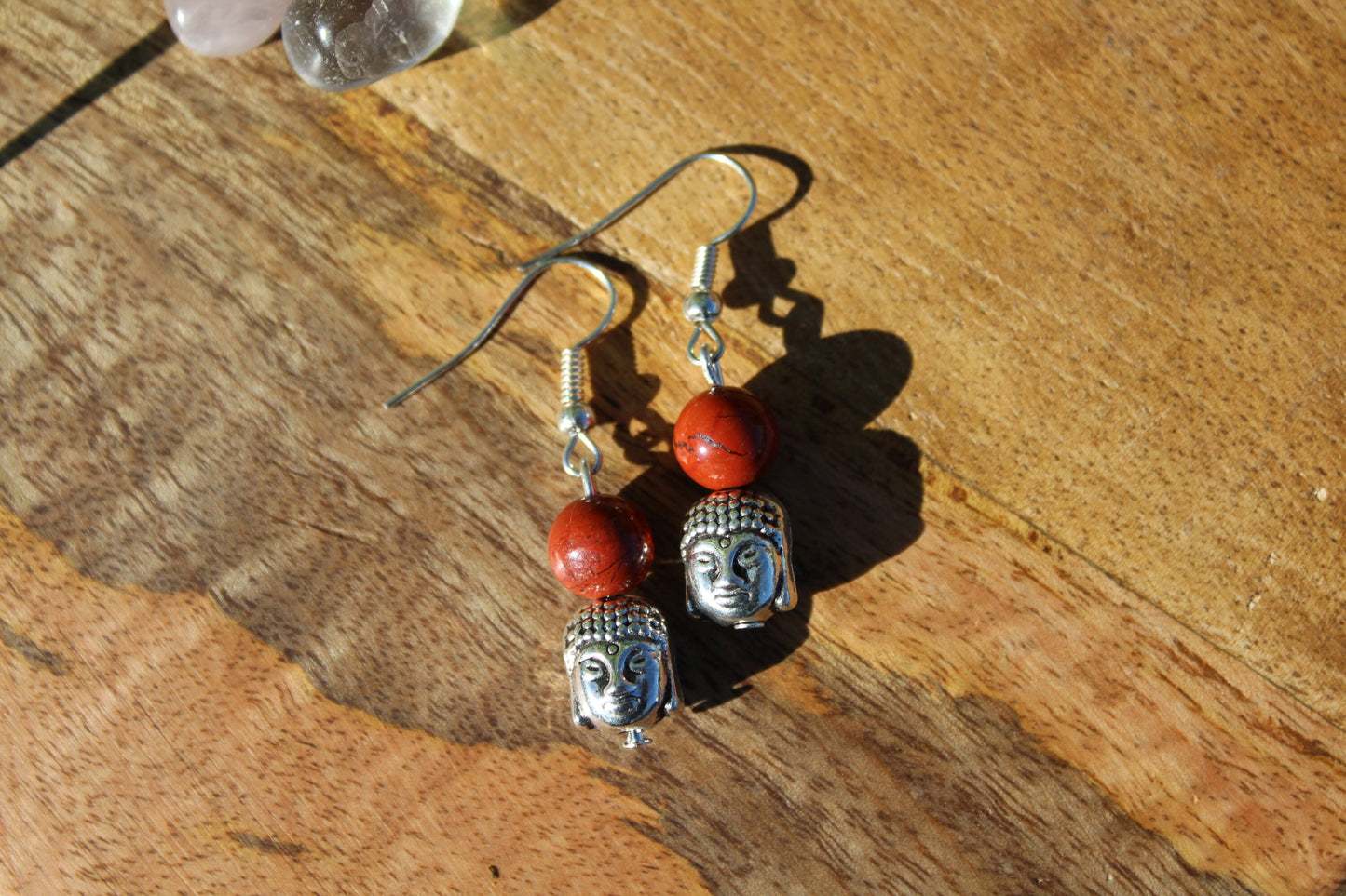 Boucles d'oreilles bouddha avec pierres naturelles en Jaspe Rouge