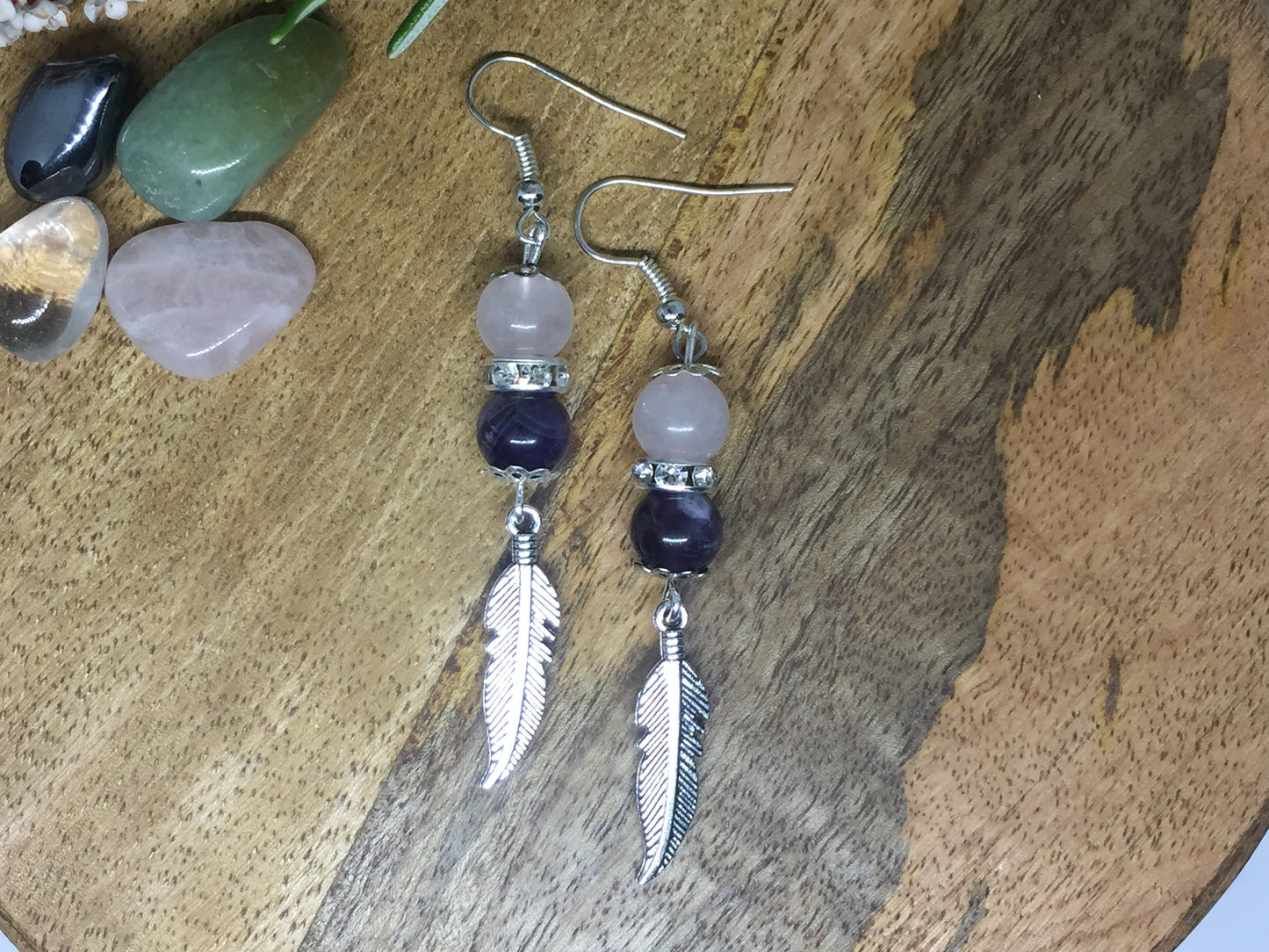 Boucles d'oreilles plume avec pierre naturelle Améthyste et Quartz rose