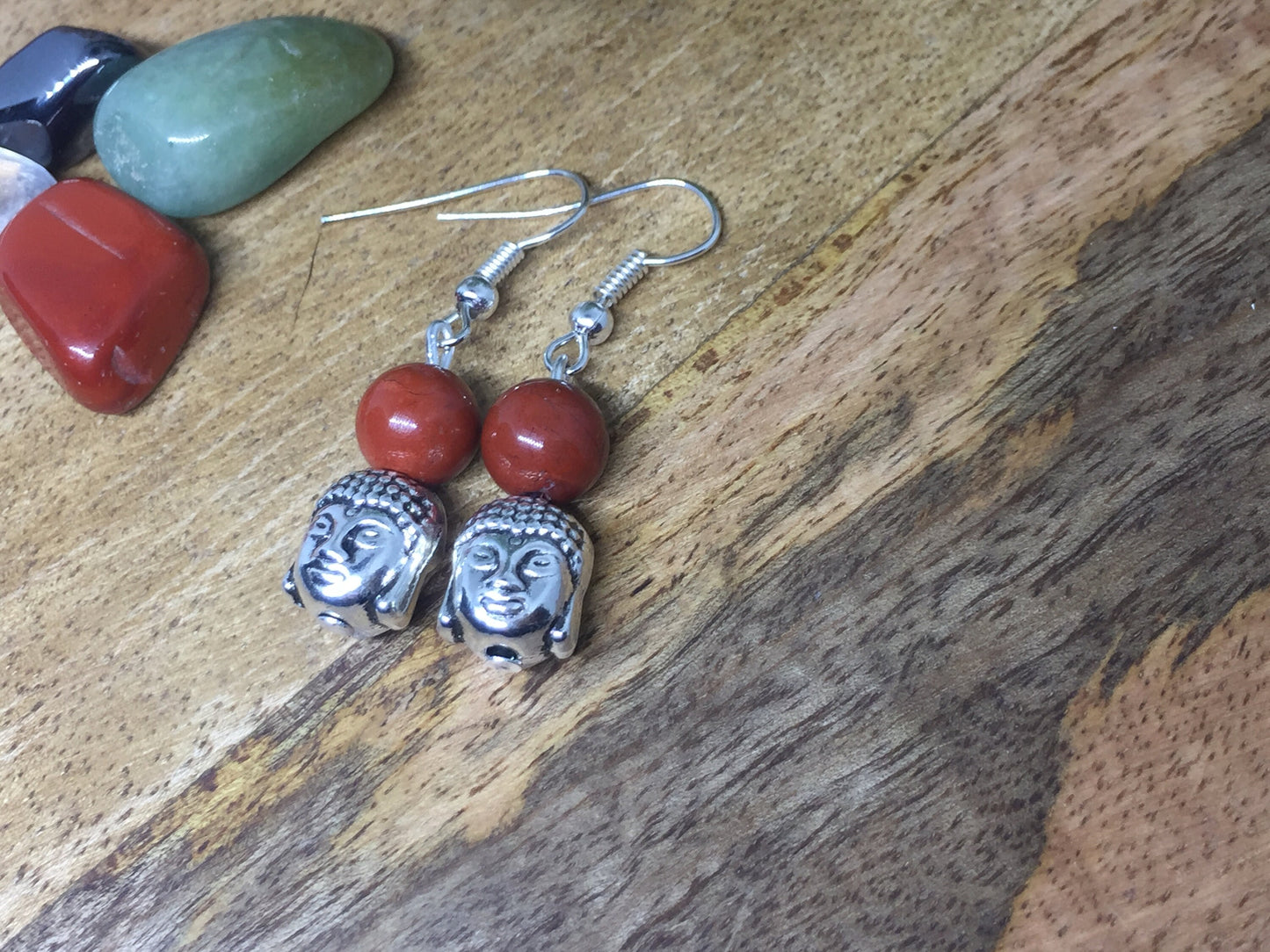 Boucles d'oreilles bouddha avec pierres naturelles en Jaspe Rouge