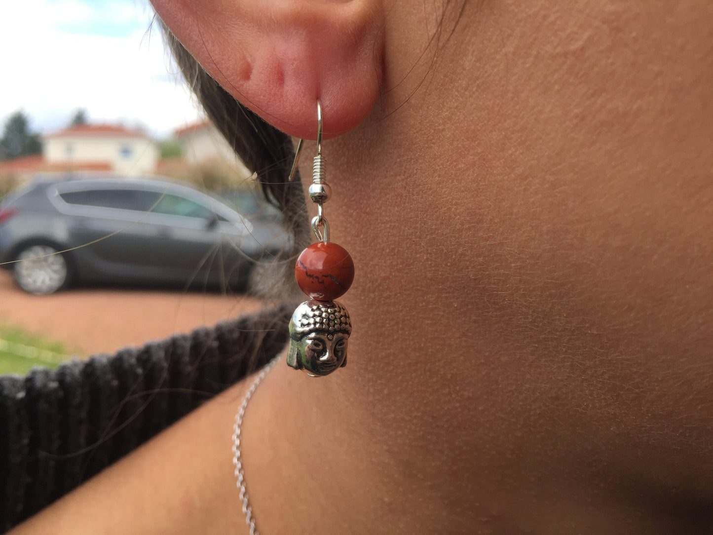 Boucles d'oreilles bouddha avec pierres naturelles en Jaspe Rouge