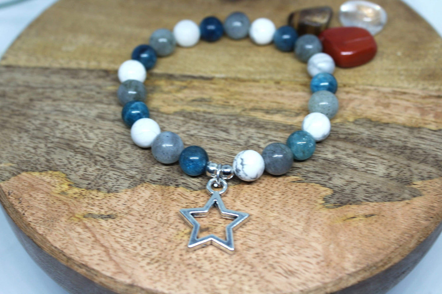 Bracelet pierres naturelles en Apatite , Labradorite et Howlite