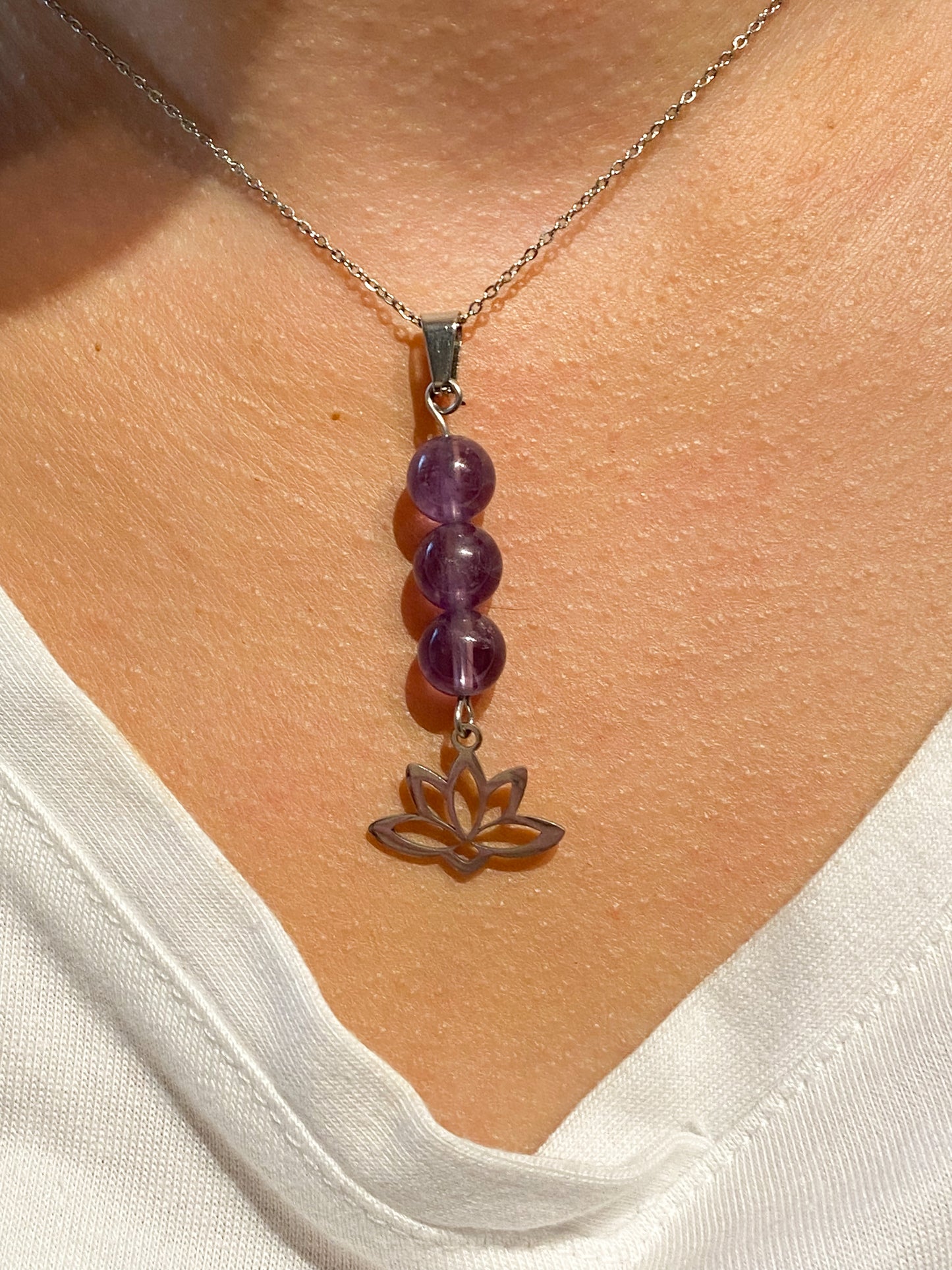 Collier en améthyste et acier inoxydable argenté avec pendentif lotus