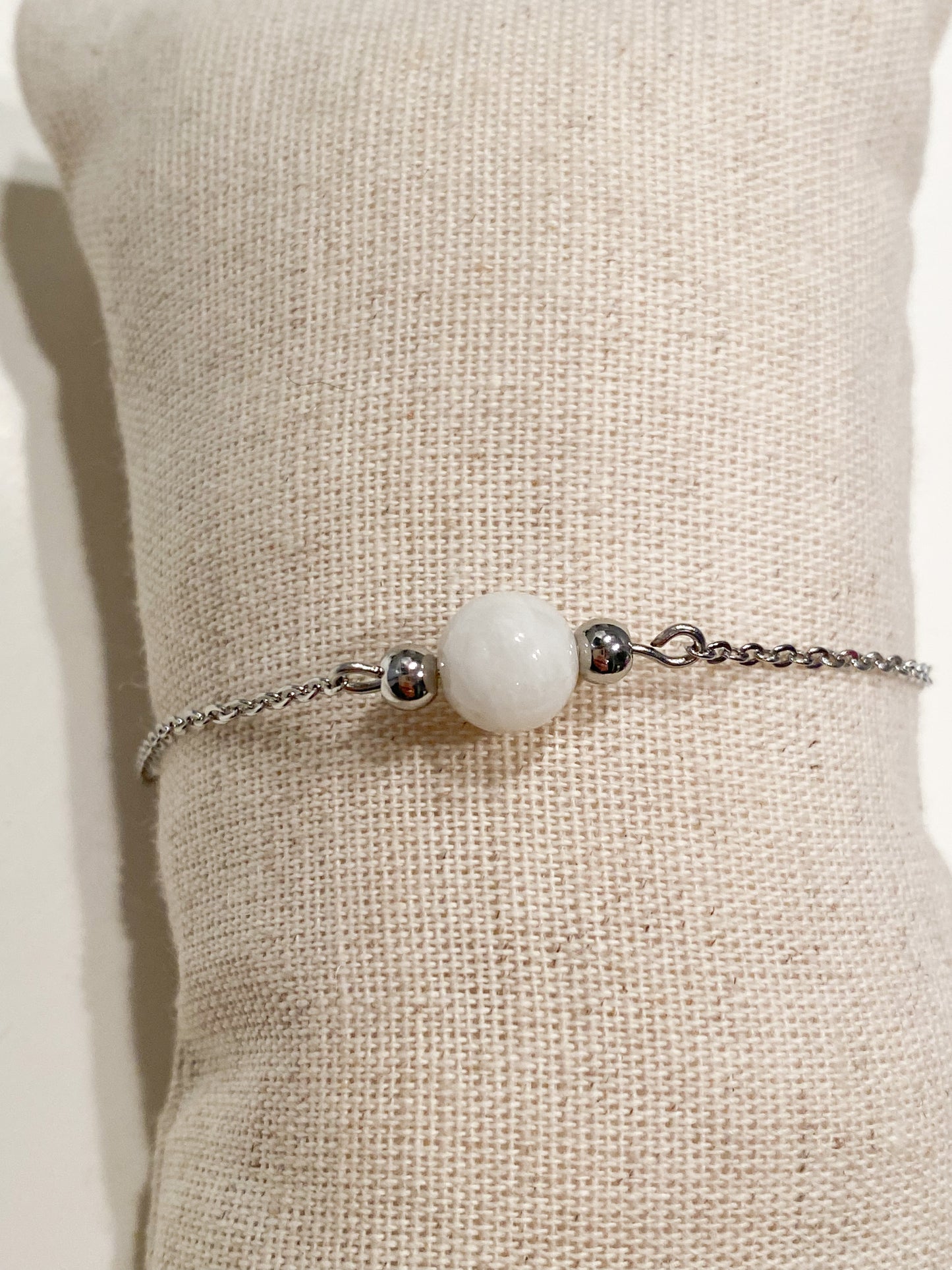 Bracelet en Pierre de Lune Naturelle et Acier Argenté – Bijou Raffiné et Durable