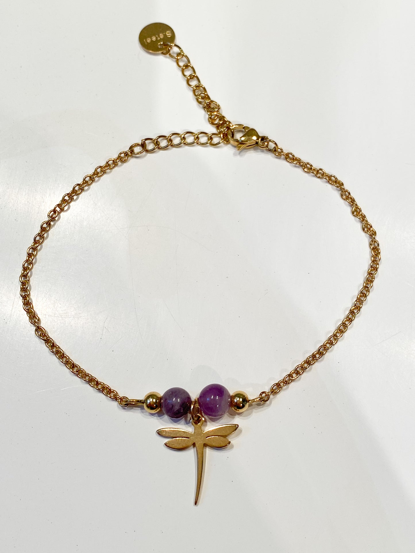 Bijou améthyste et acier doré, bracelet libellule pour un look raffiné