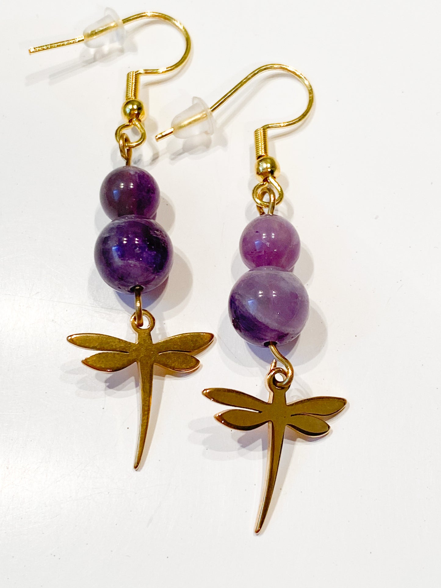 Boucles d'oreilles dorées en améthyste et libellule : raffinement et sérénité