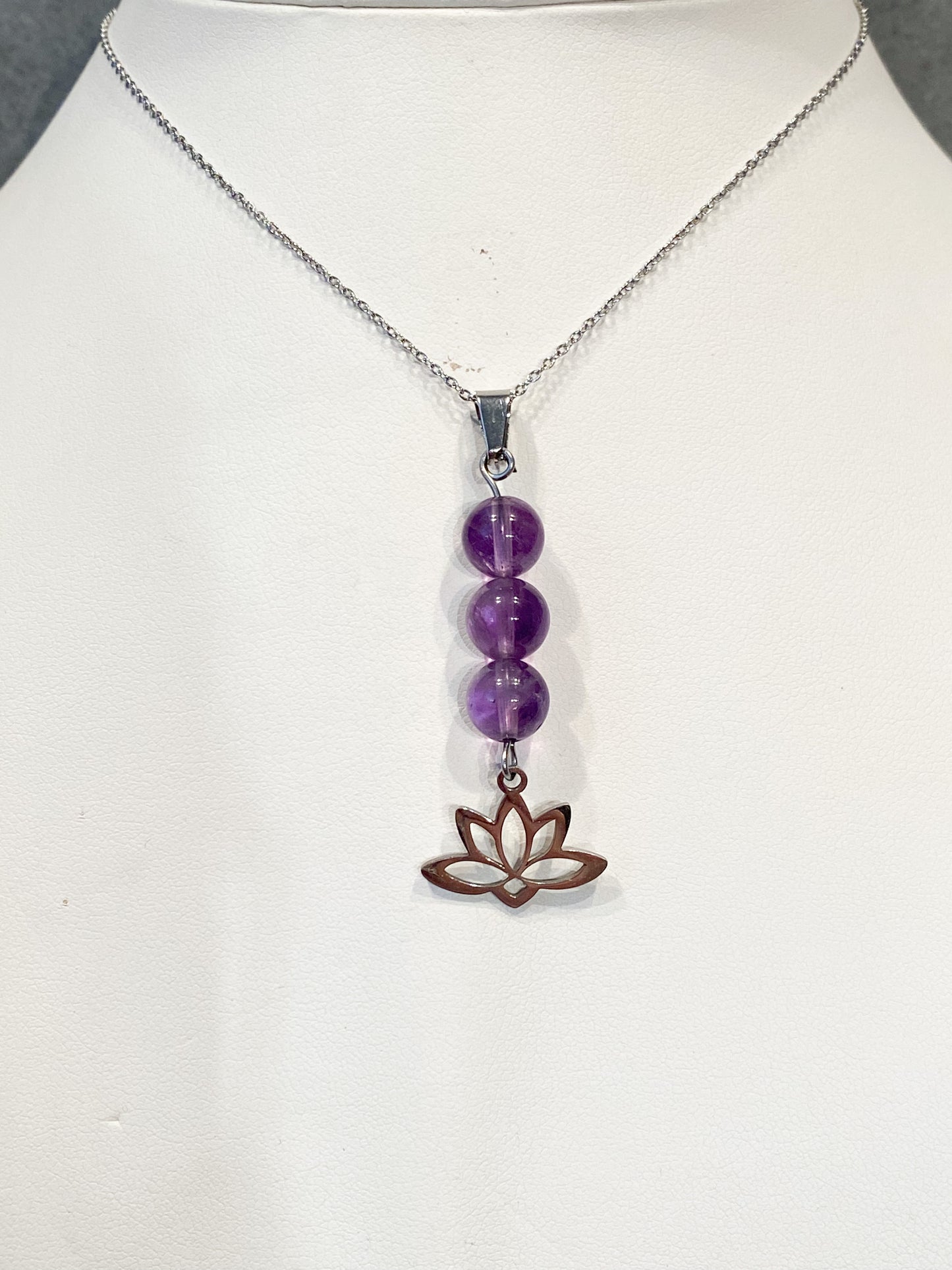 Collier en améthyste et acier inoxydable argenté avec pendentif lotus