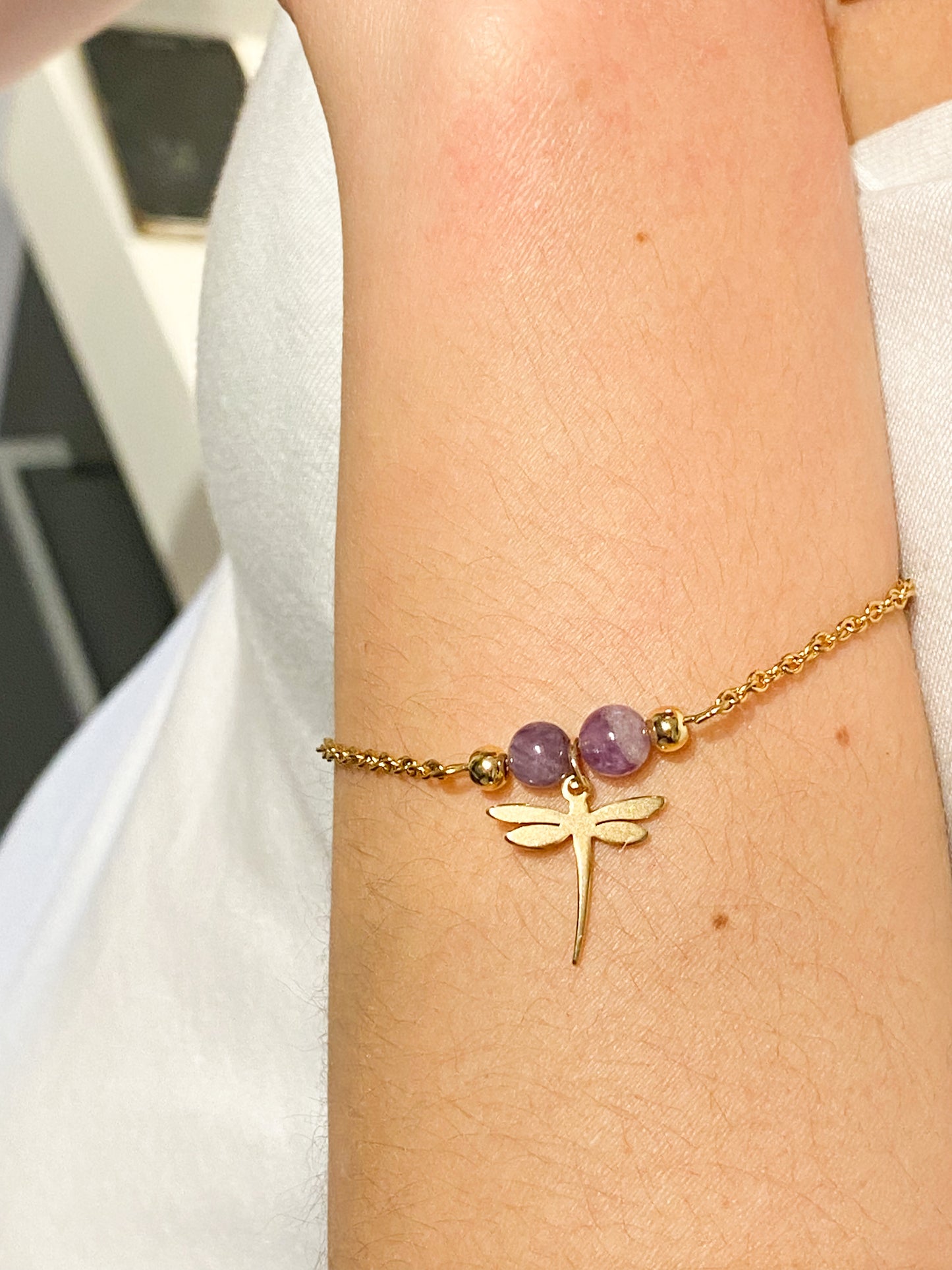 Bijou améthyste et acier doré, bracelet libellule pour un look raffiné