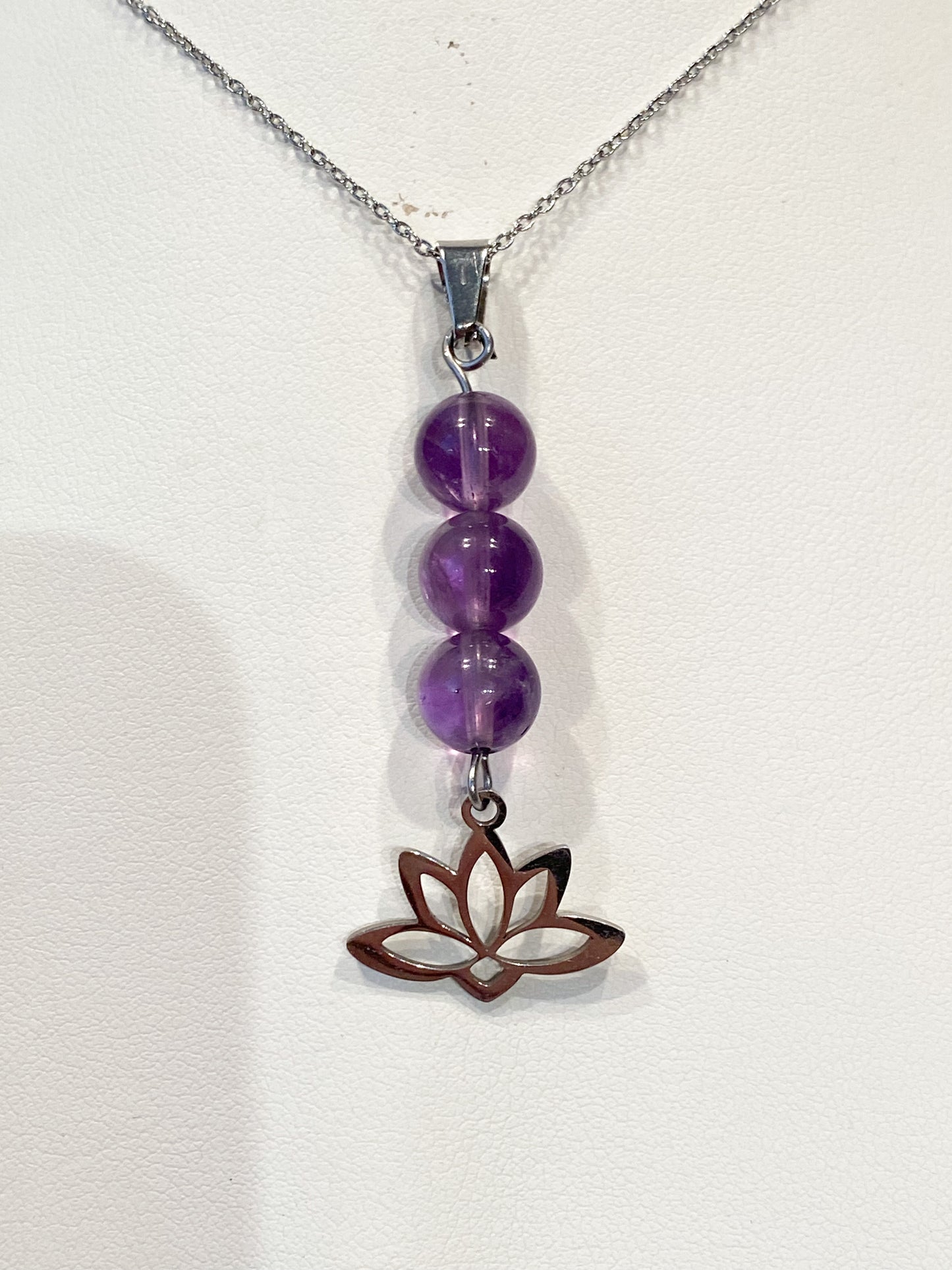 Collier en améthyste et acier inoxydable argenté avec pendentif lotus