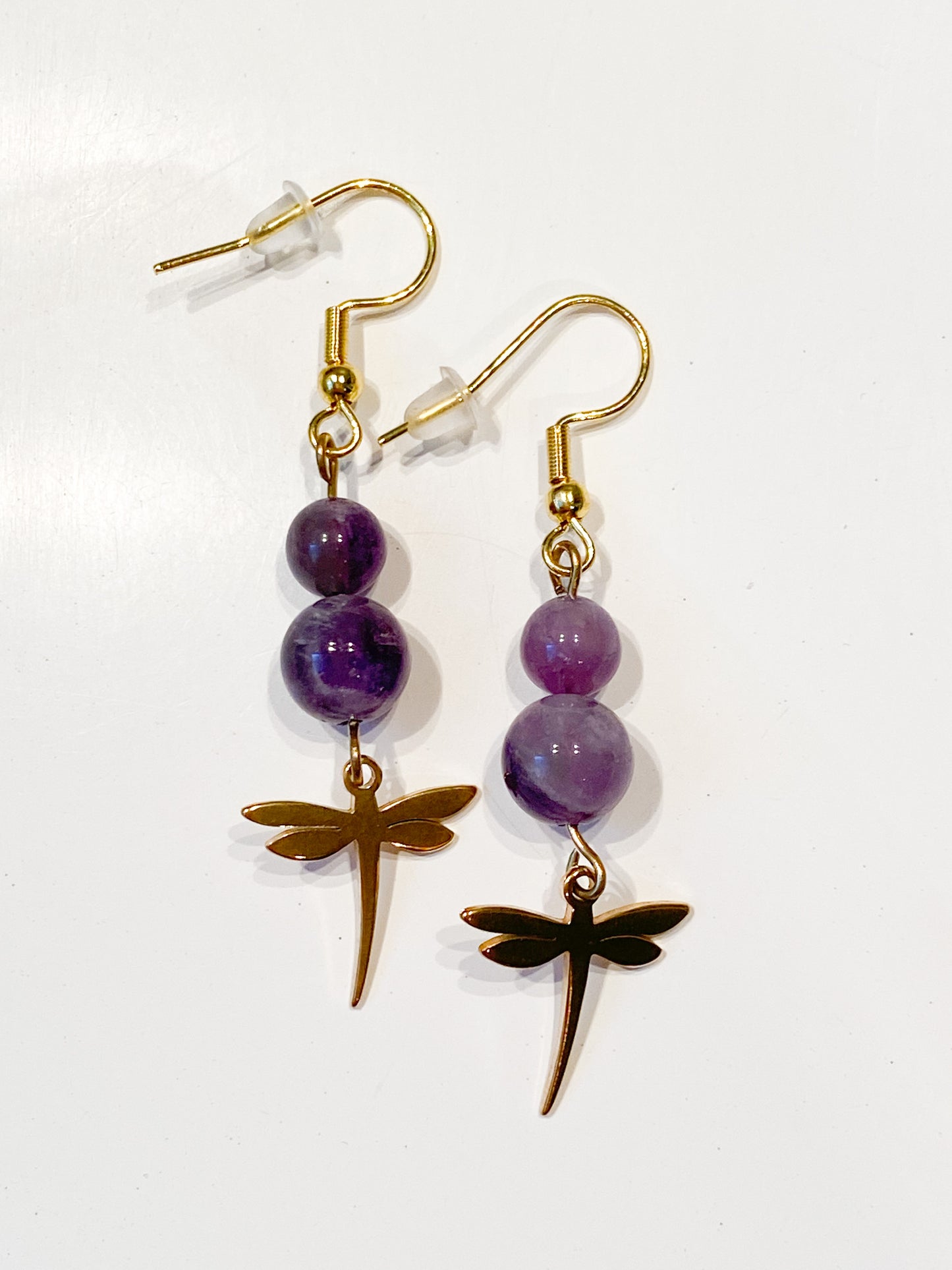 Boucles d'oreilles dorées en améthyste et libellule : raffinement et sérénité