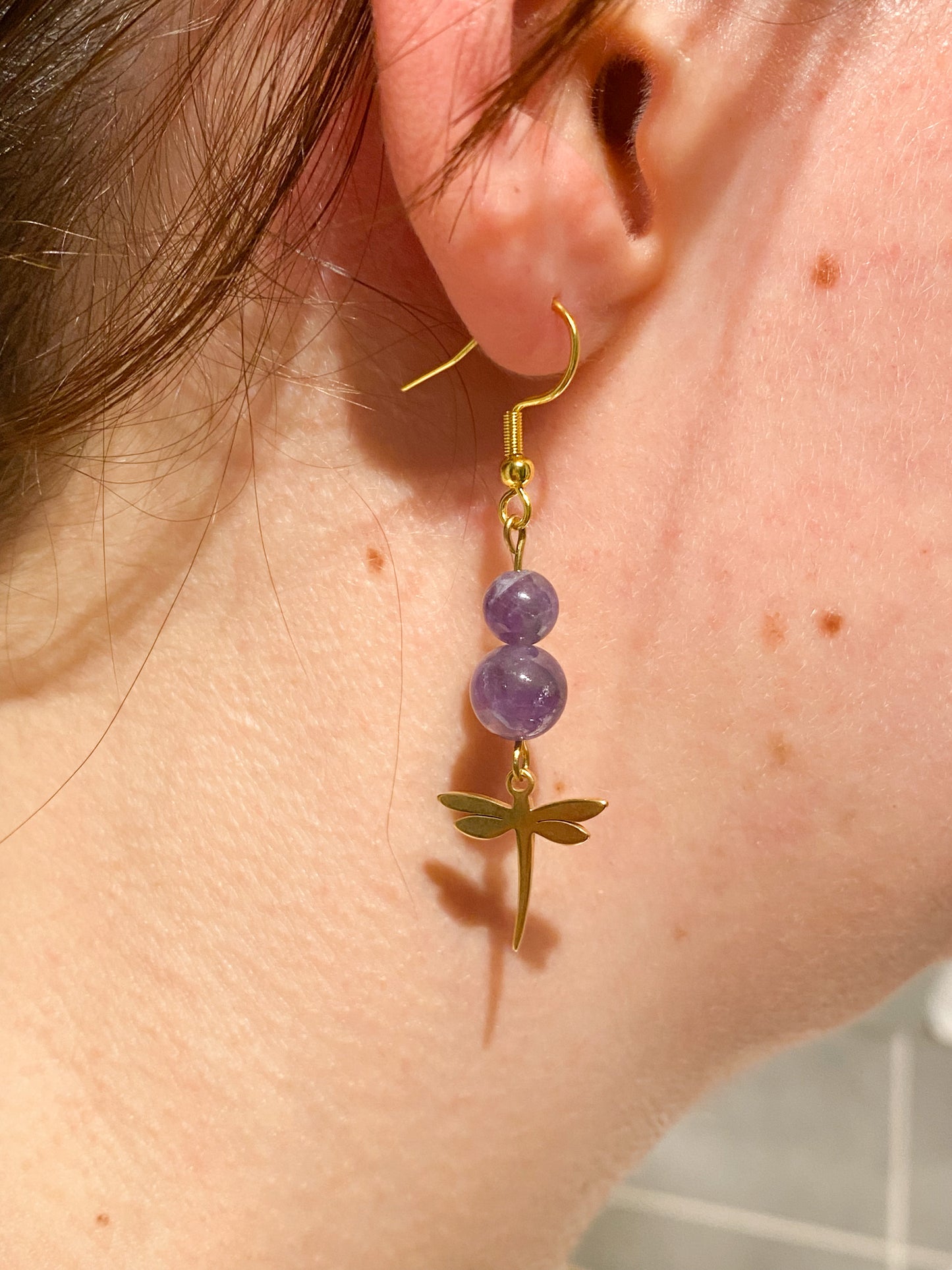 Boucles d'oreilles dorées en améthyste et libellule : raffinement et sérénité