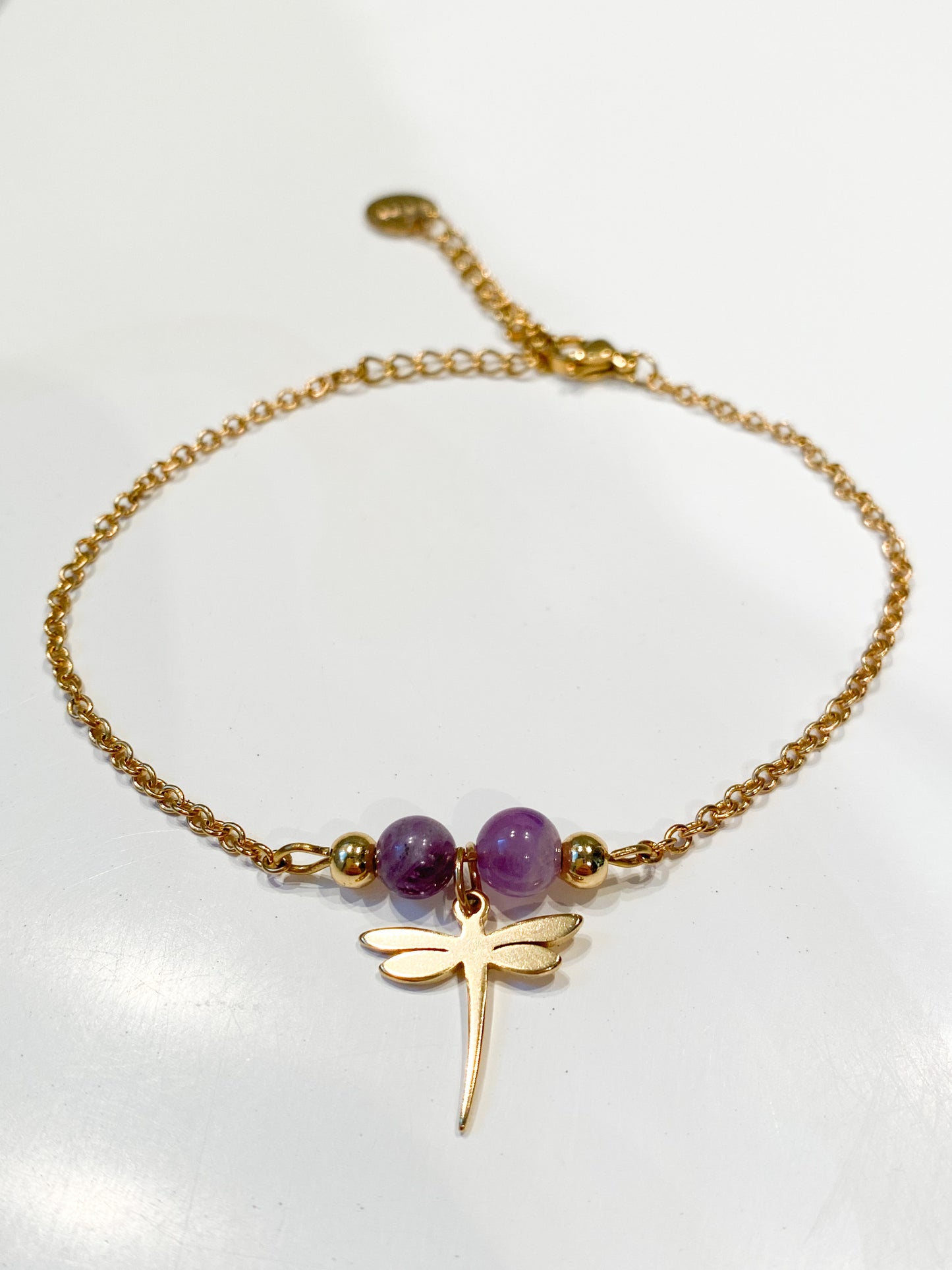 Bijou améthyste et acier doré, bracelet libellule pour un look raffiné